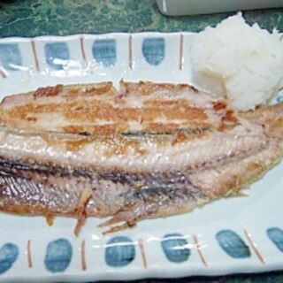 開き秋刀魚のフライパン塩焼き（ポン酢と大根おろし）